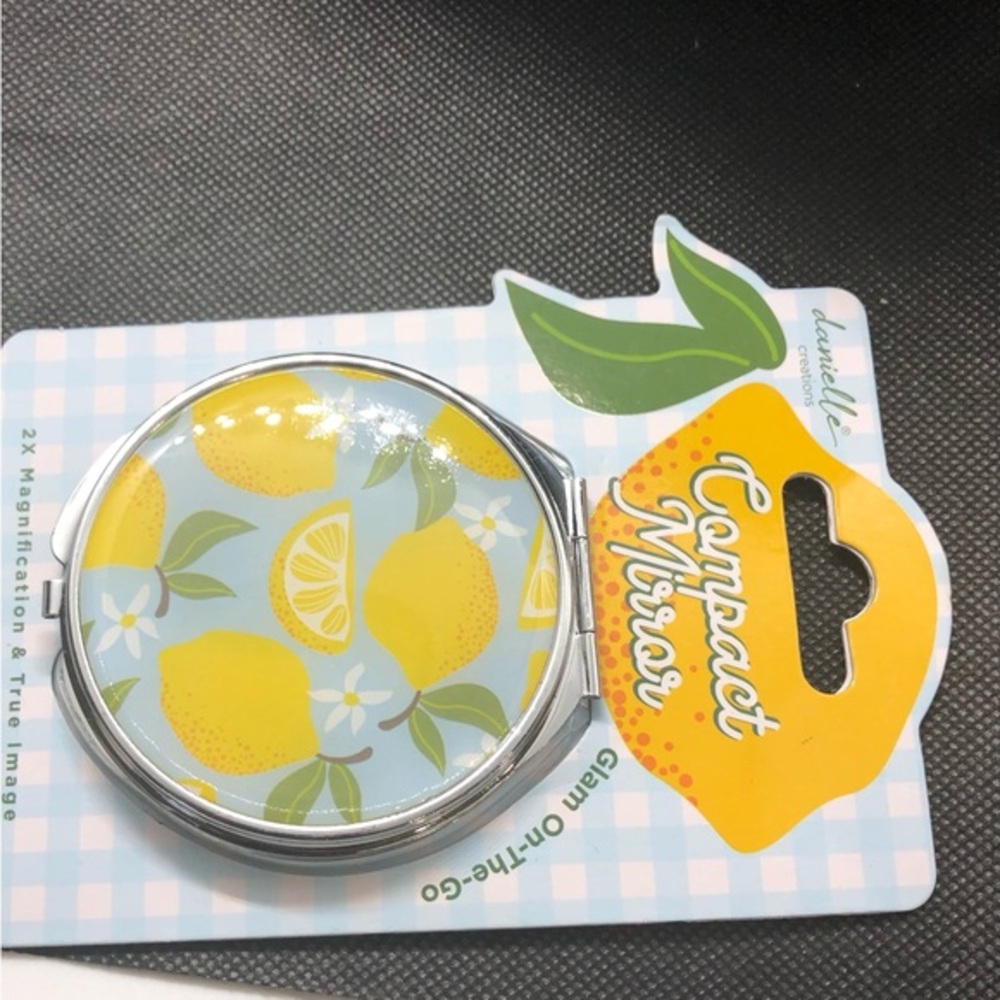 Lemon vines printed glam on the‎ go foldable 2X magnifying compact mirror new